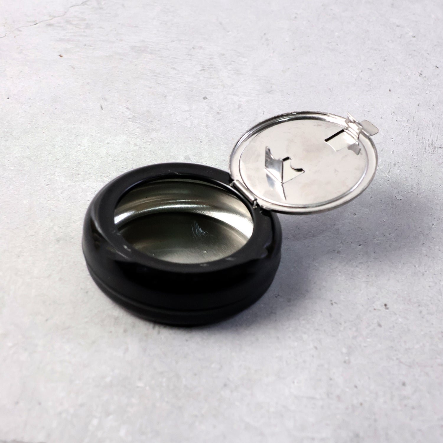 Round Smokeless Ashtray with Lid – Windproof & Easy Clean - Image 4